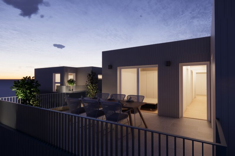 Moderne Dachterrasse bei Abenddämmerung mit Esstisch und Stühlen, umgeben von Pflanzen, beleuchtet durch Licht aus angrenzenden Räumen.