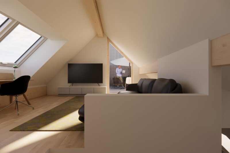 Modernes Dachzimmer mit Schreibtisch, Fernseher und Sofa, durch Fenster viel Tageslicht, Mann auf Balkon mit Sonnenschirm im Hintergrund.