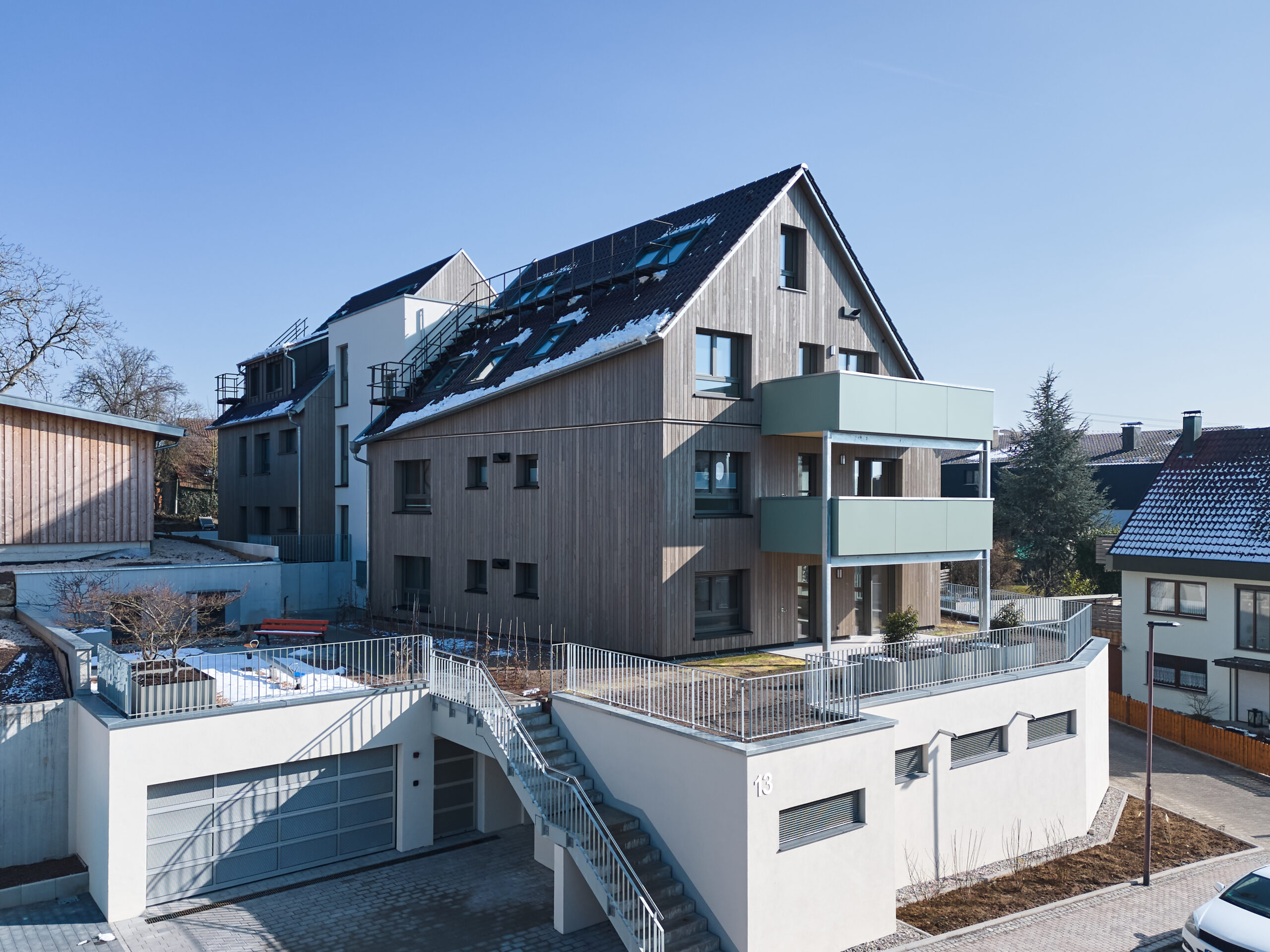 Bild vom Mehrfamilienhaus mit einem Hinweis das KFW-Förderung möglich ist.