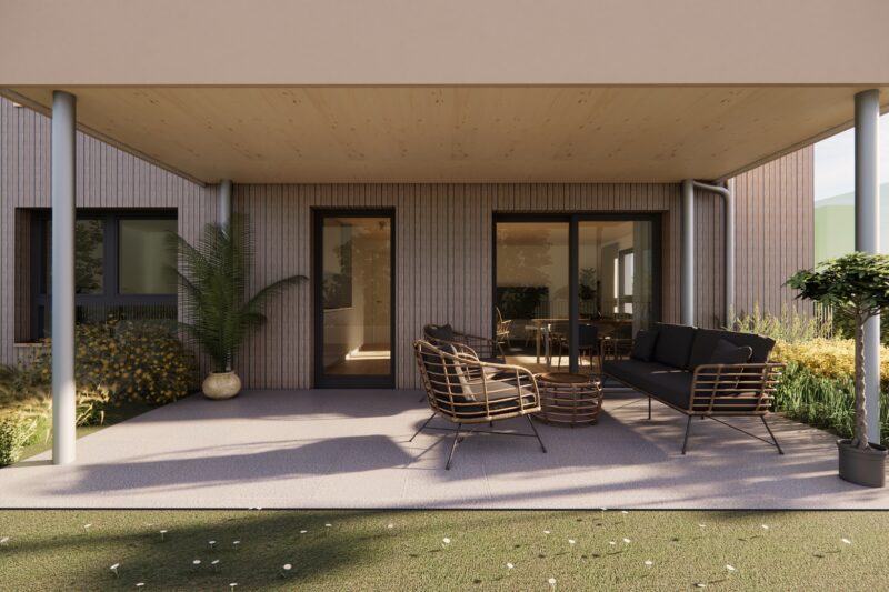 Geräumige, überdachte Terrasse eines modernen Hauses mit Holzverkleidung, ausgestattet mit stilvollen Rattanmöbeln und umgeben von üppiger Vegetation.